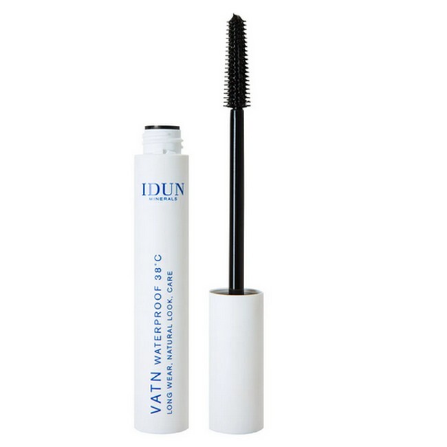 Få fyldige vipper med IDUN Minerals Mascara Vatn Waterproof 38°C. Den vandfaste formel sikrer et naturligt look, der holder hele dagen, uanset aktiviteterne. Mascaraen er let at påføre og nem at fjerne med en mild øjenmakeupfjerner. Skab et smukt blik med denne sorte mascara, der er skabt til at være vandtæt ved 38°C.

- Vandfast formel sikrer holdbarhed
- Naturligt og fyldigt look
- Let at påføre
- Kan fjernes med en mild øjenmakeupfjerner
- Sortfarve
- Designet til at være vandtæt ved 38°C